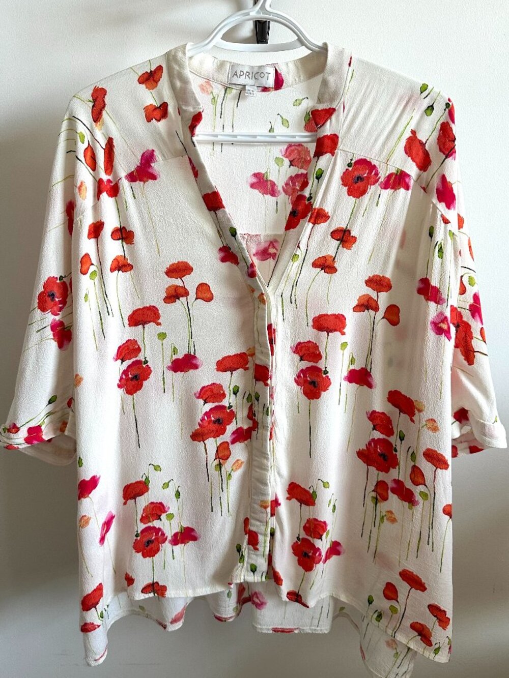 APRICOT Like New White Red Poppy Floral Print V-Neck Blouse Button Down Medium